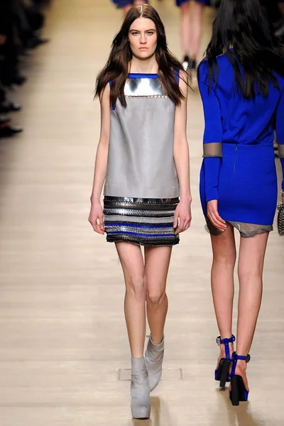 Look 16